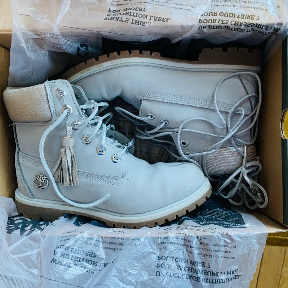 Timberland’s silver and light grey size 8